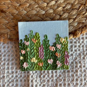 Peinture texturée florale de petit jardin | Mini empâtements acryliques pastel fleurs sauvages | Art floral original sans cadre | Aimant carré de 3 po.