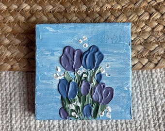 Mini cuadro texturizado de ramo de flores silvestres: Paisaje acrílico original en tonos azul bebé y lavanda pastel.
