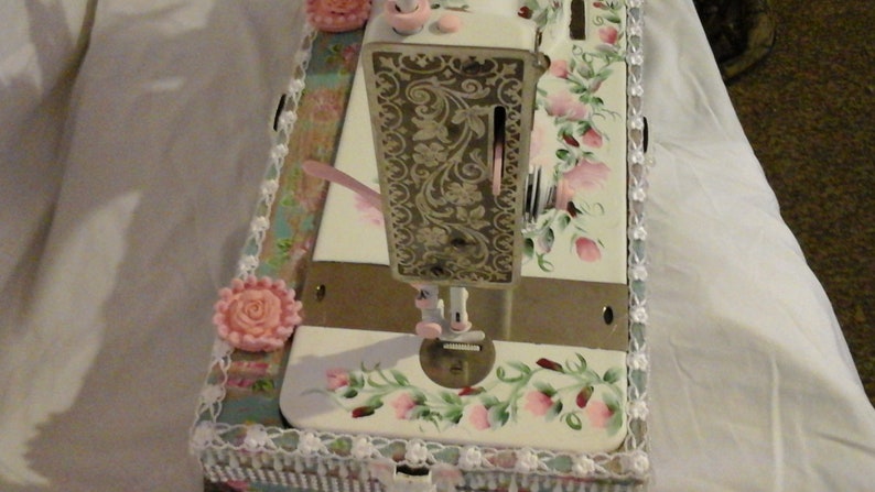 Gorgeous Vintage Sewing Machine Shabby chic hand painted 1901 Singer Sewing Machine Work of Art so French Country perfect hp Pink roses