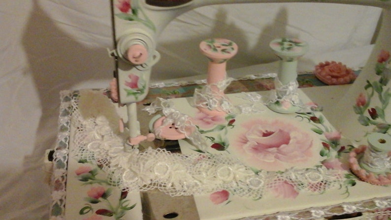 Gorgeous Vintage Sewing Machine Shabby chic hand painted 1901 Singer Sewing Machine Work of Art so French Country perfect hp Pink roses