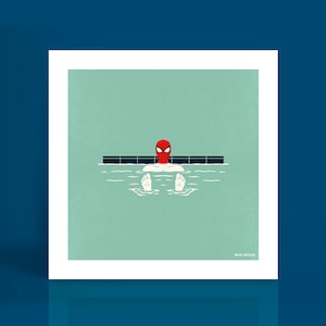 Op de afbeelding: Een vierkante kunstdruk met een rood en zwart gemaskerd personage dat in een lichtgroen zwembad drijft. Het hoofd en de voeten van het personage zijn zichtbaar boven het wateroppervlak. De tekst NICK URSIAK staat in de rechterbenedenhoek.