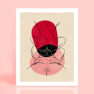 Può includere: Stampa artistica astratta con un disegno a tratto minimalista di una figura, con una forma ovale rossa e nera. L'opera d'arte è ambientata su uno sfondo beige con un cerchio rosa ed è esposta su una cornice bianca.