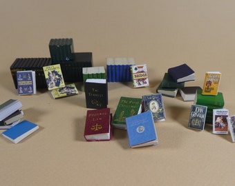 Puede incluir: Una colección de libros en miniatura con varios títulos y portadas, incluyendo "La Tempestad", "Derecho Federal", "La Primera Navidad", "John Grisham Client", "Alfabetos Alegres", "La Gallina Roja", "Shakespeare", "El Puente", y "Una Noche Sin Fin".