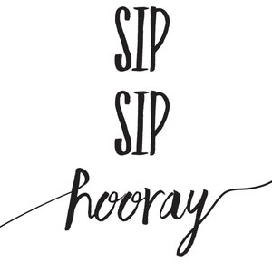 Puede incluir: Gráfico de tipografía en blanco y negro con el texto "Sip Sip Hooray" escrito en una fuente cursiva.