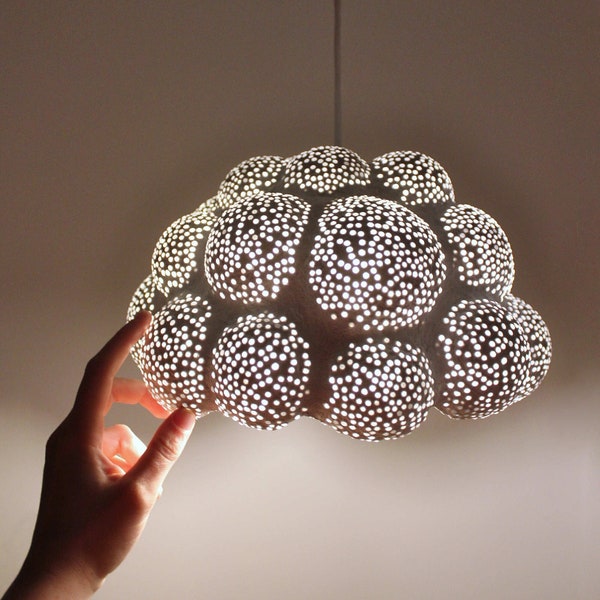 Suspension Cloud faite à la main - Suspension en papier mâché avec perles de verre - Fabriqué à partir de papier de bureau recyclé