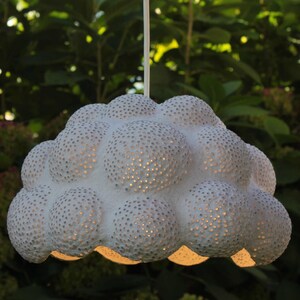 Lámpara colgante Cloud hecha a mano Papel Mache Pendant Light con cuentas de vidrio Hecha de papel de oficina reciclado imagen 3