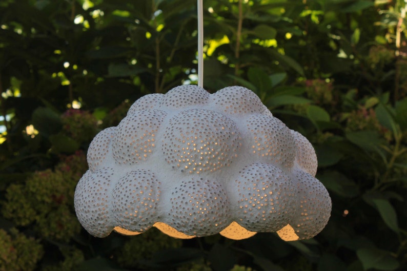 Lámpara colgante Cloud hecha a mano Papel Mache Pendant Light con cuentas de vidrio Hecha de papel de oficina reciclado imagen 3