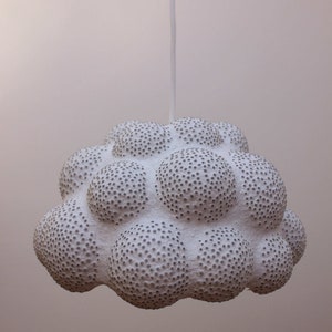 Lámpara colgante Cloud hecha a mano Papel Mache Pendant Light con cuentas de vidrio Hecha de papel de oficina reciclado imagen 2