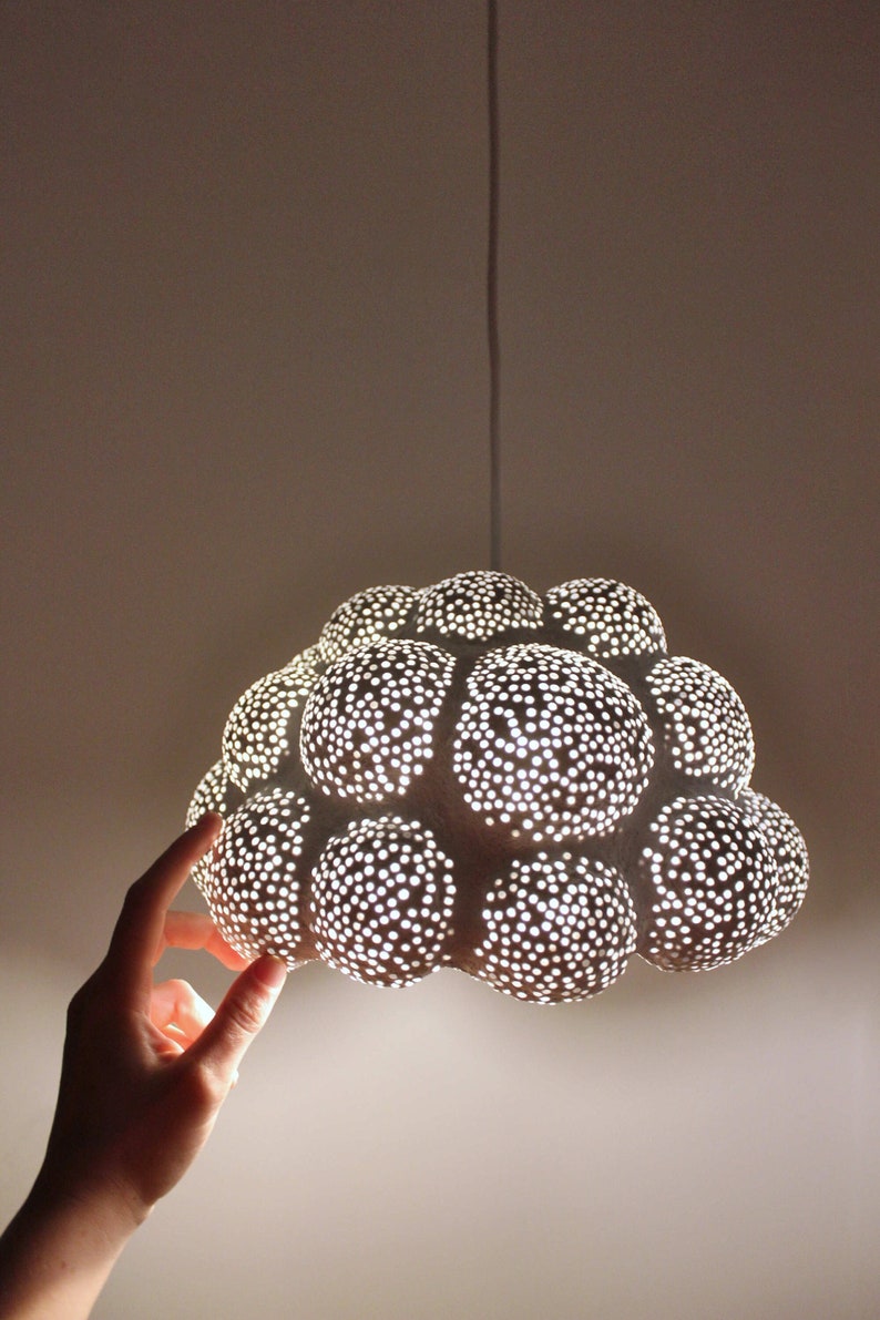 Lámpara colgante Cloud hecha a mano Papel Mache Pendant Light con cuentas de vidrio Hecha de papel de oficina reciclado imagen 1