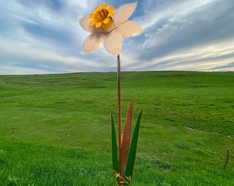 Daffodil Stake , Rusted Metal Yard Art , arden Decor