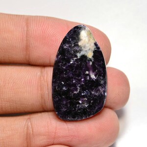 Cabujón de lepidolita lila... Cabujón de forma libre... 30x17x5mm... 21Cts.. #H3516