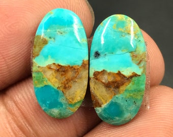 Paire de cabochons turquoises Mohave... Cabochons ovales... 18 x 9 x 3 mm... 9 carats... A#M5058