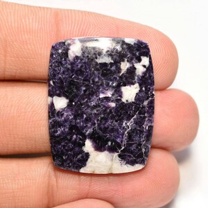 Cabujón de lepidolita lila... Cabujón cojín... 28 x 22 x 5 mm... 33 quilates... #H3505