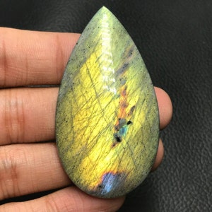 Cabochon in labradorite multi-flash, cabochon a pera... 58 x 32 x 7 mm... 99 carati...# J2931