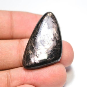 Cabochon in iperstene.. Cabochon in labradorite di velluto.. Cabochon a forma libera... 33 x 18 x 5 mm... 31 carati... # H3938