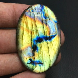 Cabujón de labradorita multi flash... Cabujón ovalado... 47x31x5 mm... 62 Cts...#J2916