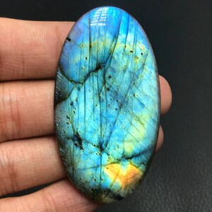 Labradoriet cabochon met meerdere flitsen... Ovale cabochon... 58 x 32 x 5 mm... 79 kts... #J2913
