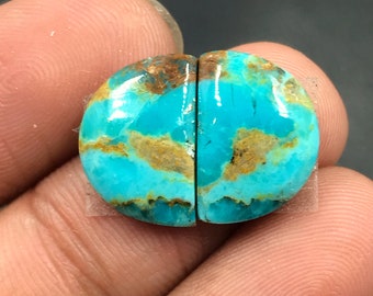 Paire de cabochons turquoise Mohave... Cabochon forme libre... 15 x 10 x 4 mm... 9 carats... A#M5079