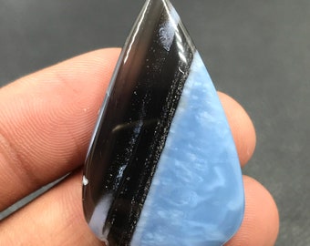 Cabochon bleu opale... Cabochon poire...41x25x7 mm...45 carats...A#M4836