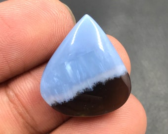 Cabochon bleu opale... Cabochon poire... 21x19x6 mm...17 carats...A#M4844