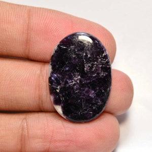 Cabujón de lepidolita lila... Cabujón ovalado... 26 x 18 x 3 mm... 14 quilates... #H3495