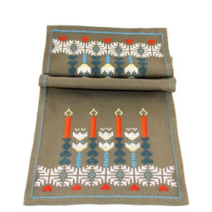 スウェーデンのヴィンテージ クリスマス刺繍テーブルランナー - 1960