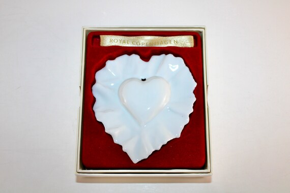 　COPENHAGEN　XMAS　DECORATION　HEART Royal Copenhagen - Lovely Ceramic Christmas Hearts - IN