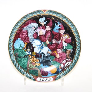 Bing and Grøndahl - Beautiful Christmas plate - Santas Workshop  - Made in Denmark 1989.
