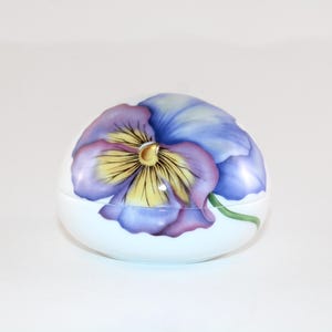 Royal Copenhagen - Adorable porcelain box with lid - Designed in Denmark.