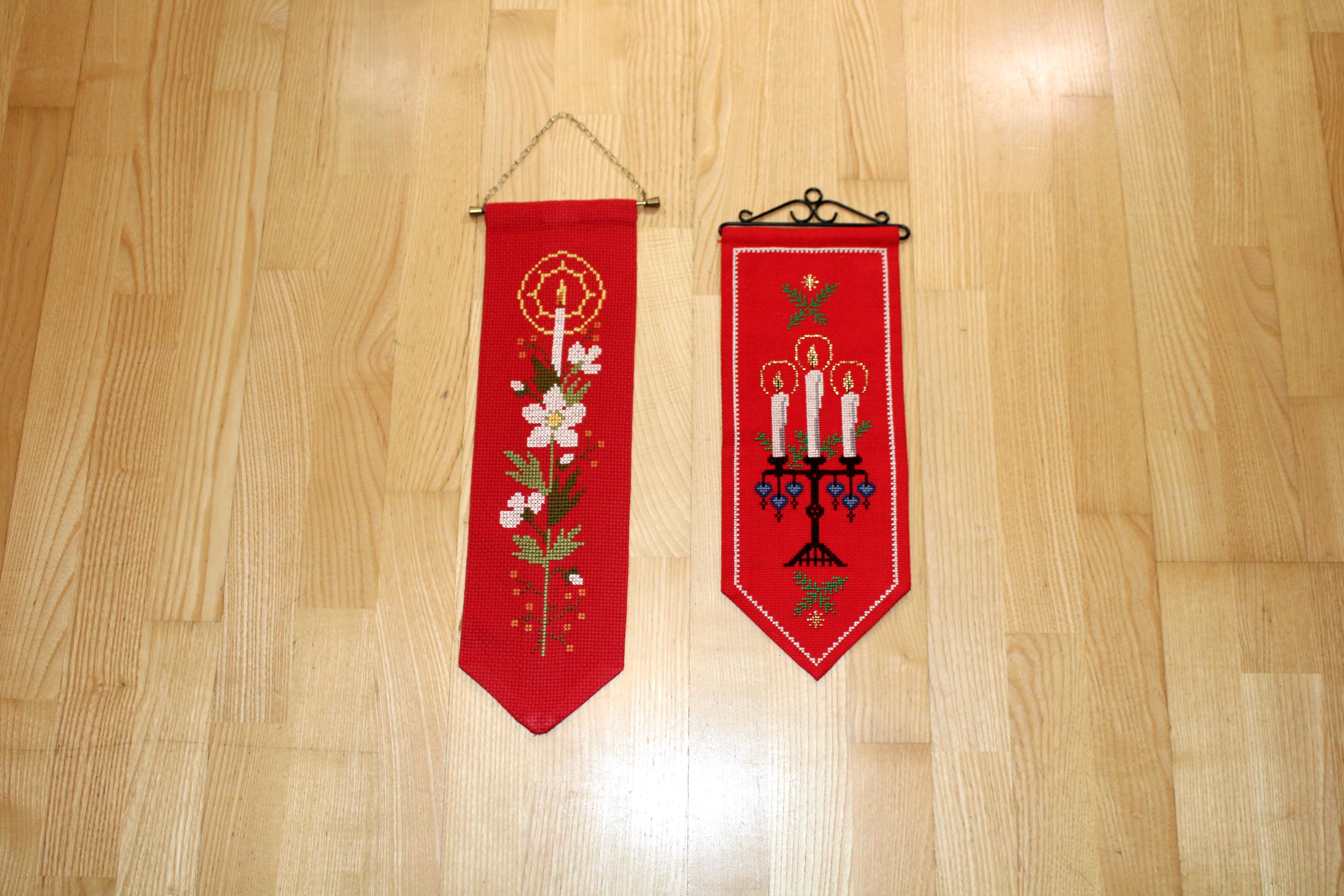 デンマークのヴィンテージ クリスマス刺繍壁掛け 2 点 - 1960 年