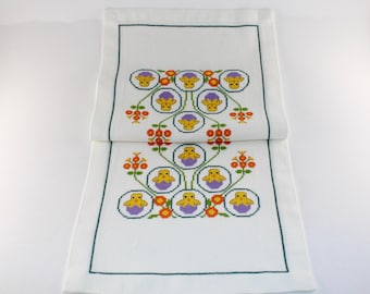 Lovely swedish vintage embroidered easter table runner - Made in Sweden 1960.
