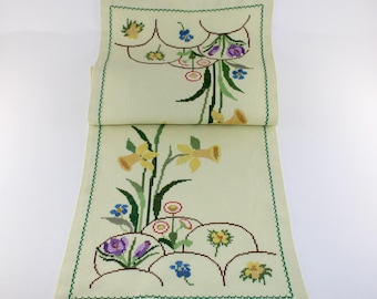Lovely swedish vintage embroidered easter table runner - Made in Sweden 1960.