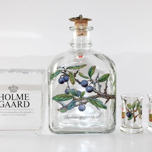 Holmegaard - Lovely vintage glass bottle with blackthorn and 2 aquavit glasses  - From the line amateur aquavit - Made in Denmark 1990.
