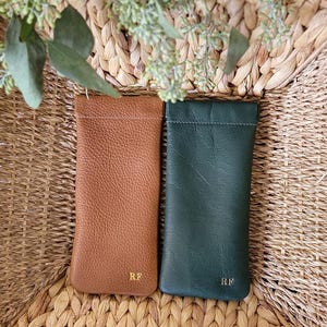 Personalized Leather Glasses Case, Full Grain Leather Eyewear Protector, Custom Sunglasses Sleeve for Him and Her. Sunglasses case • leather glasses case • eyeglasses case • glasses pouch • custom soft eyeglasses case • Reading glasses case.