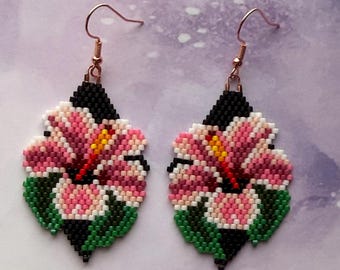 Kolczyki z haftem ceglanym Hibiscus