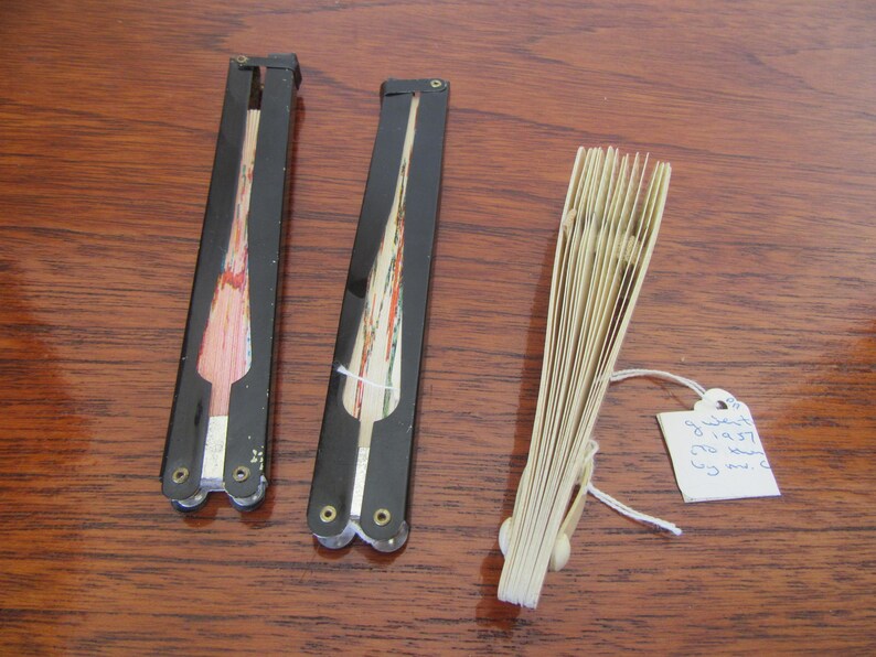 Vintage collection of folding hand fans. Choice of 3. Plastic with tag. Peoples republic of china orange blossom. Pink- parrots & blossom. image 7