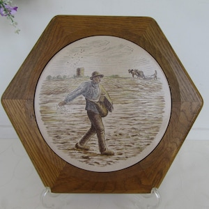 Vintage Wandbehang Fliese,Keramik,Sechseckiger Rahmen aus Eiche mit runder Keramikfliese signiert H.AR.