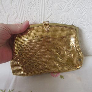 Vintage goudkleurige maliëntas met ketting. Decoratieve kristallen sluiting.