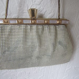 Vintage goudkleurige M.O.P. mesh tas maliënkolder. Decoratief handvat. Alumesh handtas.