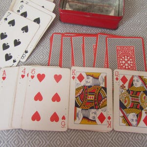 Naipes vintage De La Rue Braille en lata original de metal rojo.