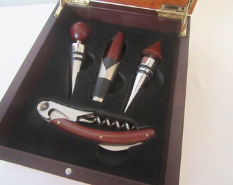 Vintage Weinflaschen-Stopper und Korkenzieher-Geschenkbox. Holzklappkiste mit 3 Weinverschlüssen und einem Korkenzieherwerkzeug. Wie neu und unbenutzt.