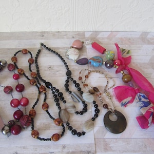 Collection de 5 colliers préférés. De bons bijoux à porter. M&S sur carte. Perles en verre et en bois, etc. Poids total de 242 g.