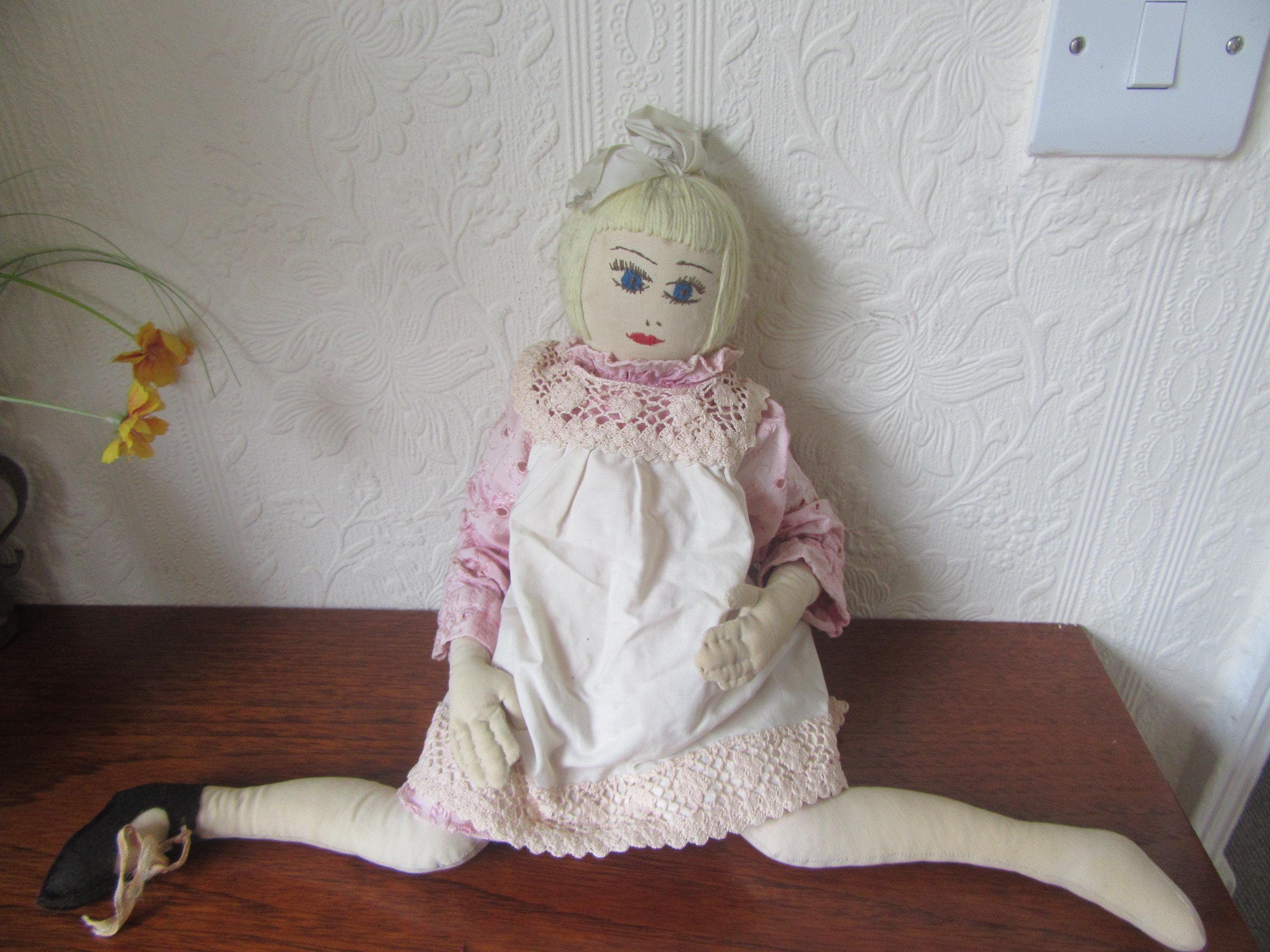 布製人形、顔は手縫い。コレクター向けヴィンテージ人形。全長18インチ