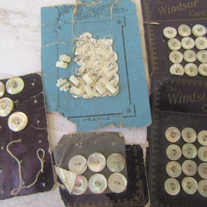 Bottoni vintage. Madreperla su cartoncino prodotta in Francia e Austria. Bottoni per maglia e cucito. Parti per progetti artistici e artigianali.