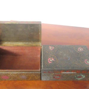 Vintage set van 2 massief messing handgemaakte sigaretten-/sigarendoosjes, cederhout gevoerd. Snuisterijdoosje, souvenirdoosjes, gemaakt in India. Decor pauwen/bloemen.