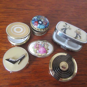 Samling av olika modeller av piller-/prydnadsaskar. Millefiori. "Danielle" emaljsko. Limoges. Handväskor och skor. Diamantslipning.