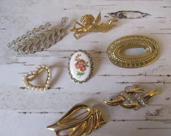 Vintage-Broschen in Goldoptik, Perlen, Kristalle, Engel, Blumen, Blätter usw.