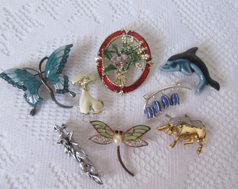 broches vintage. Chardon écossais/bruyère émaillé rouge. Taureau. Papillon. Libellule. Caniche émaillé blanc. jacinthes des bois. Dauphin. Fleur MASJ 96.