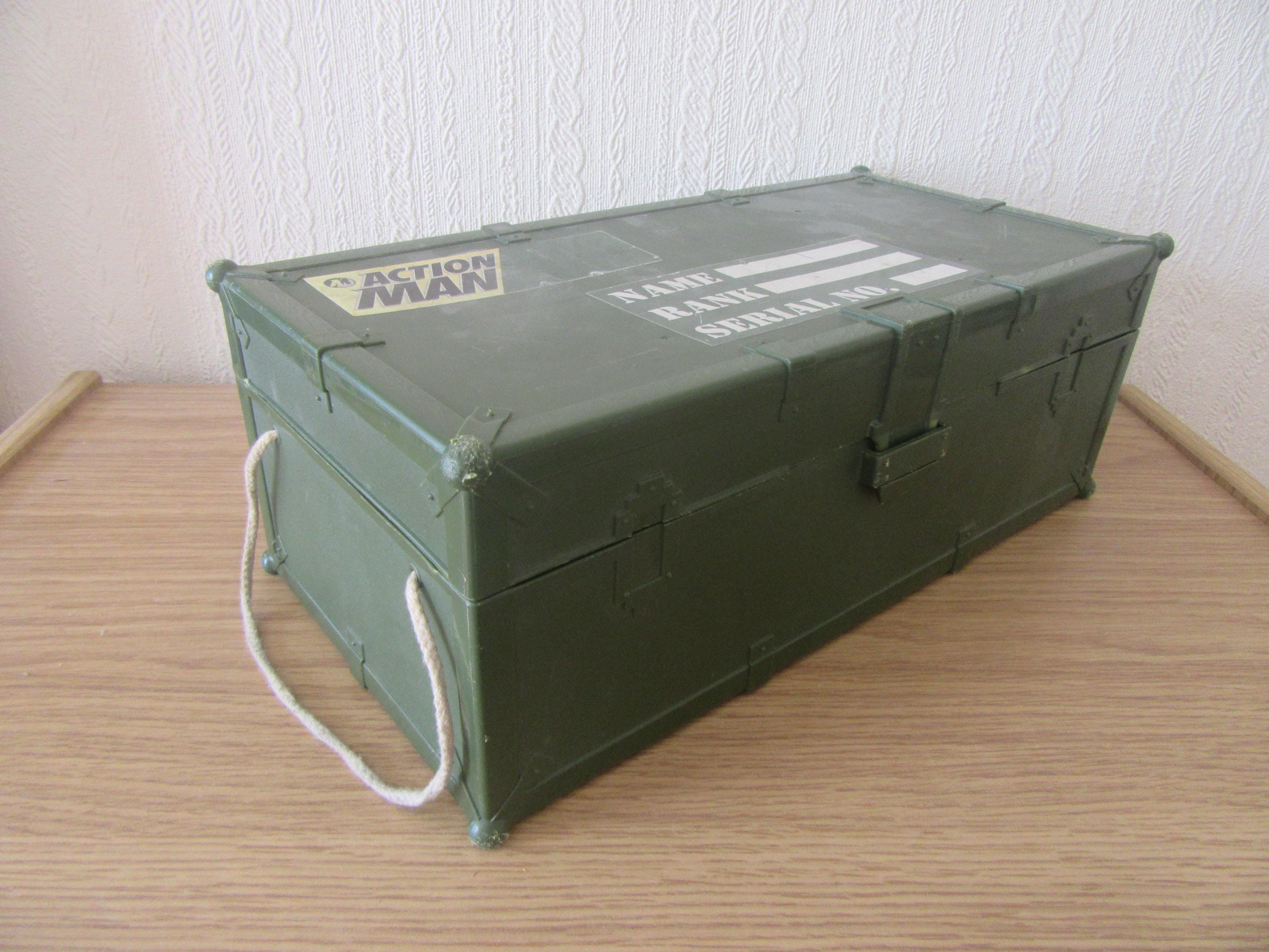 Vintage Hasbro Action Man Box mit gemischten Actionfiguren Zubehör. Vintage Abenteuer Spielzeug