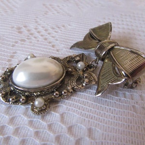 Vintage Antique Victorian style bow/ribbon and faux pearl silver tone brooch.